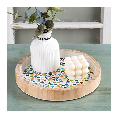 Taca DIY jako efektowna dekoracja salonu. Wazon z gipsu oraz świeca wykonan własnoręcznie dodają uroku.